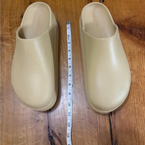Crocs Beige Slip-On Platform Clogs, Some Wear, Size 10 - Picture 7 of 10
